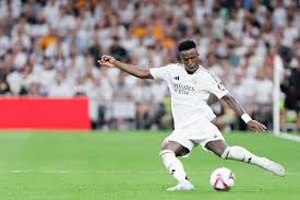 海星直播：克罗斯现场看勇士vs独行侠&伊戈达拉球衣退役仪式，赛后合影库里.